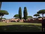 06363 ostia - regio iii - insula ix - case a giardino (iii,ix) - casa delle ierodule (iii,ix,6) - bli ri nordosten - hintergrund caseggiato degli aurighi.jpg